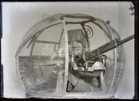 cca 1943 II. világháborús géppuskás katona repülőgép lőállásában, üvegnegatív, 6,5x9 cm