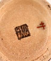 Szacuma jellegű kínai váza. Kézzel festett, repesztett mázas kerámia, réz rátétekkel. Jelzett. / Vin...