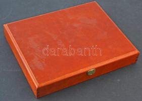 Fa éremtartó kazetta 3db tálcával, három különböző méretű fészekkel, összesen 134 férőhellyel. Haszn...