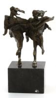 Józsa Lajos (1944-): Kánkán. Bronz, márvány talapzaton. Jelzés nélkül. 17 cm