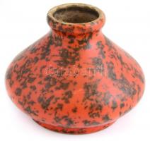 Retro iparművész vörös kerámia váza. Jelzett, apró lepattanásokkal a száján. d: 14 cm