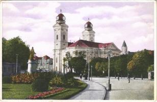 Debrecen, Református nagytemplom a Csokonai szoborral (EK)