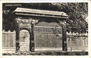 1941 Székelyudvarhely, Odorheiu Secuiesc; Székelykapu, erdélyi folklór. Kováts István fényképész / Poarta secuiasca / Székely gate, Transylvanian folklore (EK)