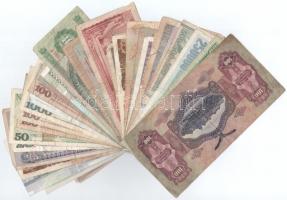 32db-os vegyes, főleg külföldi bankjegytétel, közte Ausztria, Olaszország, Csehszlovákia, Thaiföld, ...