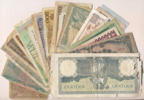 32db-os vegyes, főleg külföldi bankjegytétel, közte Ausztria, Olaszország, Thaiföld, Csehszlovákia, ...