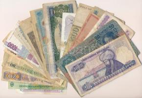 32db-os vegyes, főleg külföldi bankjegytétel, közte Ausztria, Olaszország, Lengyelország, Csehszlová...