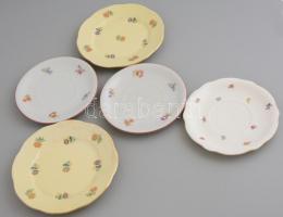 Zsolnay porcelán kistányérok, kézzel festett, jelzett, kis kopásnyomokkal, d: 14,5 és 16,5 cm