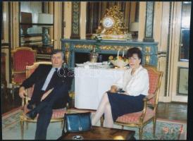 1991 Antall József miniszterelnök és egy hölgy. Fotó 10x13,5 cm
