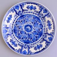 Delft holland kékfestéses kerámia tányér, jelzett, kézzel festett, javítással, m: 23 cm