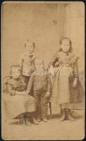 cca 1875 Négy gyereket, feltehetően testvéreket ábrázoló fotó, Rupprecht Mihály soproni fényképész műtermében készült, vizitkártya méretű vintage fotó, kissé kopott, 10,5x6 cm