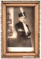 cca 1930 Darutollas levente, fotó sérült keretben, 12,5x7,5 cm