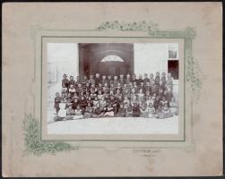 1907 Elemi iskolai tablókép, kartonra kasírozott, pecséttel jelzett és hátoldalán datált fotó Kirschweng Lajos budapesti műterméből, kopott, 11x16 cm