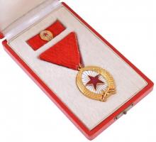1964. "Munka Érdemrend" arany fokozata, aranyozott, zománcozott Br kitüntetés mellszalagon...
