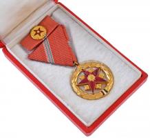 1957. "Szocialista Munkáért Érdemérem" zománcozott fém kitüntetés mellszalagon, szalagsávv...