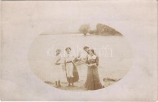 1908 Göd, társaság a Dunánál, csónak. photo