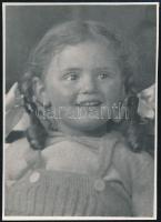 1937. május, Kinszki Imre (1901-1945) budapesti fotóművész hagyatékából, a szerző által feliratozott vintage fotó (Kinszki Juditka 3 éves), 10,5x7,5 cm