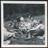 cca 1933 Kinszki Imre (1901-1945) budapesti fotóművész hagyatékából, jelzés nélküli vintage fotó (piknik), 6x6 cm