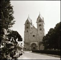1983 Lébénymiklósi kéttornyú templom, Menesdorfer Lajos (1941-2005) budapesti fotóművész hagyatékából, 26 db professzionális minőségű vintage NEGATÍV, 6x6 cm