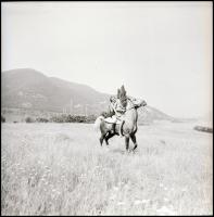 Lóháton kalandozó, nő rabló magyarok. Eltérő időpontokban, különböző helyszíneken és több fotómodell...