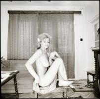 Szörfözés a nők ,,veszélyes" bájain. 10 db vintage NEGATÍV, 6x6 cm és 24x36 mm