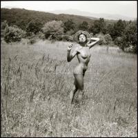 Szörfözés a nők ,,veszélyes" bájain. 10 db vintage NEGATÍV, 6x6 cm és 24x36 mm