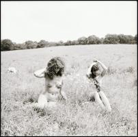 Tisztelet, szeretet, imádat - minden felvételen. Eltérő időpontokban, különböző helyszíneken és több...