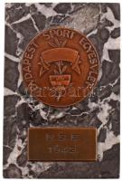 1933. BUDAPEST SPORT EGYESÜLET Br sportérem (40mm) fekete márványtalapzaton (61x90x19mm) T:2 márványon lepattanás