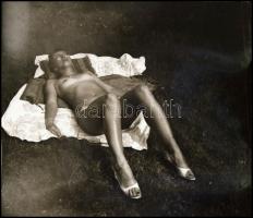 Látogatóban három lánynál. Eltérő időpontokban, különböző helyszíneken és több fotómodell közreműköd...