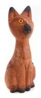 Fából faragott, részben kézzel festett macska figura, kopásnyomokkal, m: 18 cm