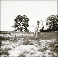 Szeresd felebarátodat, de még inkább egész barátnődet! Eltérő időpontokban, különböző helyszíneken é...