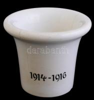 1914-1916 feliratú porcelán mozsár, jelzés nélkül, alján K beütéssel (formaszámmal?), sérült, m: 13, d: 15 cm cm