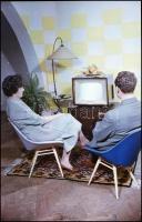cca 1964 Televíziós készülék reklámja, Kotnyek Antal (1921-1990) budapesti fotóriporter hagyatékából...