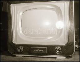 cca 1964 Televíziós készülék reklámja, Kotnyek Antal (1921-1990) budapesti fotóriporter hagyatékából...