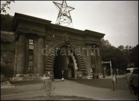 cca 1954 Budapest, hatalmas vörös csillag az alagút bejárata felett, Kotnyek Antal (1921-1990) budapesti fotóriporter hagyatékából vintage NEGATÍV, 6x9 cm