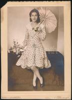 cca 1933 Tóth Margit budapesti fényképész műtermében készült vintage fotó, 23,4x15,8 cm, karton (sarka hiányos) 27,3x19,8 cm