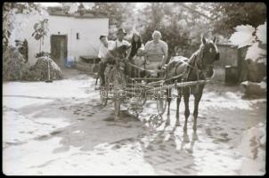 1945 Tiszavölgyi József (1909-?) budapesti fotóriporter hagyatékából 43 db vintage NEGATÍV, többféle...