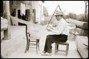 1945 Tiszavölgyi József (1909-?) budapesti fotóriporter hagyatékából 43 db vintage NEGATÍV, többféle...