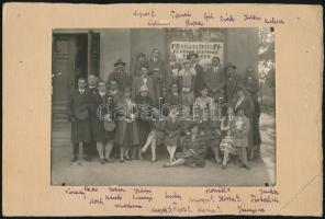 1926. október 4. Pápa, Váradi László színházi rendező hagyatékából vintage fotó, csoportkép a Pápán vendégszerepelt társulatról, 12,3x17,3 cm, karton (sarkán törés) 16,8x25 cm