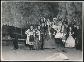 1943 Miskolc, Déryné ifiasszony c. színházi előadás szereplői, Olty Magda felléptével, feliratozott vintage fotó, Váradi László színházi rendező hagyatékából, 17,4x23,7 cm