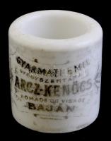 Gyarmati Emil gyógyszertára, arcz-kenőcs, pomage du visage Baján feliratú porcelán tégely, hátoldalán férfi portréval, kopásnyomokkal, m: 5,5 cm, d: 5 cm