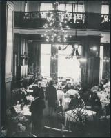 1965 Belvárosi kávéház fotó vendégekkel. 13x16 cm