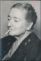 Lesznai Anna (1885-1966) írónő cigarettával a szájában aláírt fotó 12x17 cm
