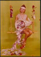 cca 1972 A szocialista korszak hintába ültetett Fortunája, vintage reklámfotó, 17,5x12,5 cm