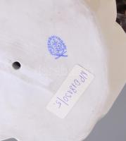 Herendi porcelán turul, kézzel festett, jelzett, jobb szárnyának egyik tolla restaurált, hátsó jobb ...