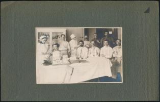 cca 1917 Katonai kórházban, sebesült katonák kötözésen, vintage fotó, 8,5x13,3 cm, karton 15,5x24,8 cm