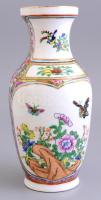 Kézzel festett kínai váza, jelzéssel, kopásokkal, m: 22 cm