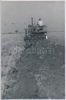 cca 1949 Szántó-vetők, 2 db jelzés nélküli vintage fotóművészeti alkotás Korschelt Miklós (1900-1982...