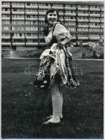 cca 1980 Pajzán menyecske a lakótelepen, Menyhárt feliratú vintage fotó, 24x18 cm