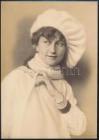 cca 1922 Budapest, Máté Olga (1878-1961) budapesti fényképész és fotóművész hagyatékából jelzés nélküli vintage fotó, 22x15,5 cm