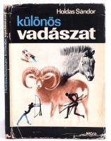 Holdas Sándor: Különös vadászat. Bp., 1969, Móra. Kiadói egészvászon kötésben, kiadói papír kötésben, borítón kisebb szakadásokkal, gyűrődésekkel.